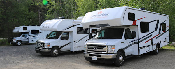 Moul Falls, Parkplatz mit drei Wohnmobilen