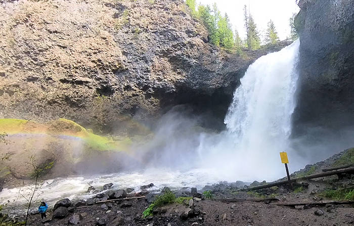 Moul Falls, Wasserfall von unten mit junger Frau