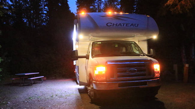 Wells Gray, Camper bei Nacht und beleuchtet