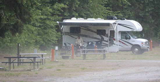Wells Gray, Camper-Nachbar im Regen