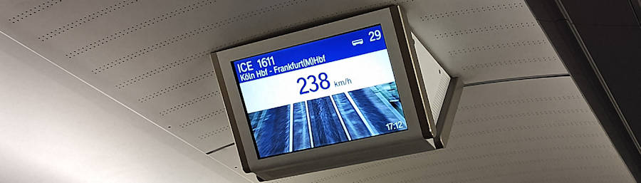 Zugfahrt, Monitor mit Geschwindigkeitsanzeige