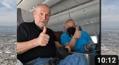 Anita und Hartmuth auf dem Hinflug im Flugzeug