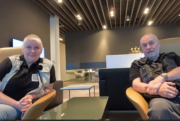 Anita und Hartmuth sitzen im First Class Terminal